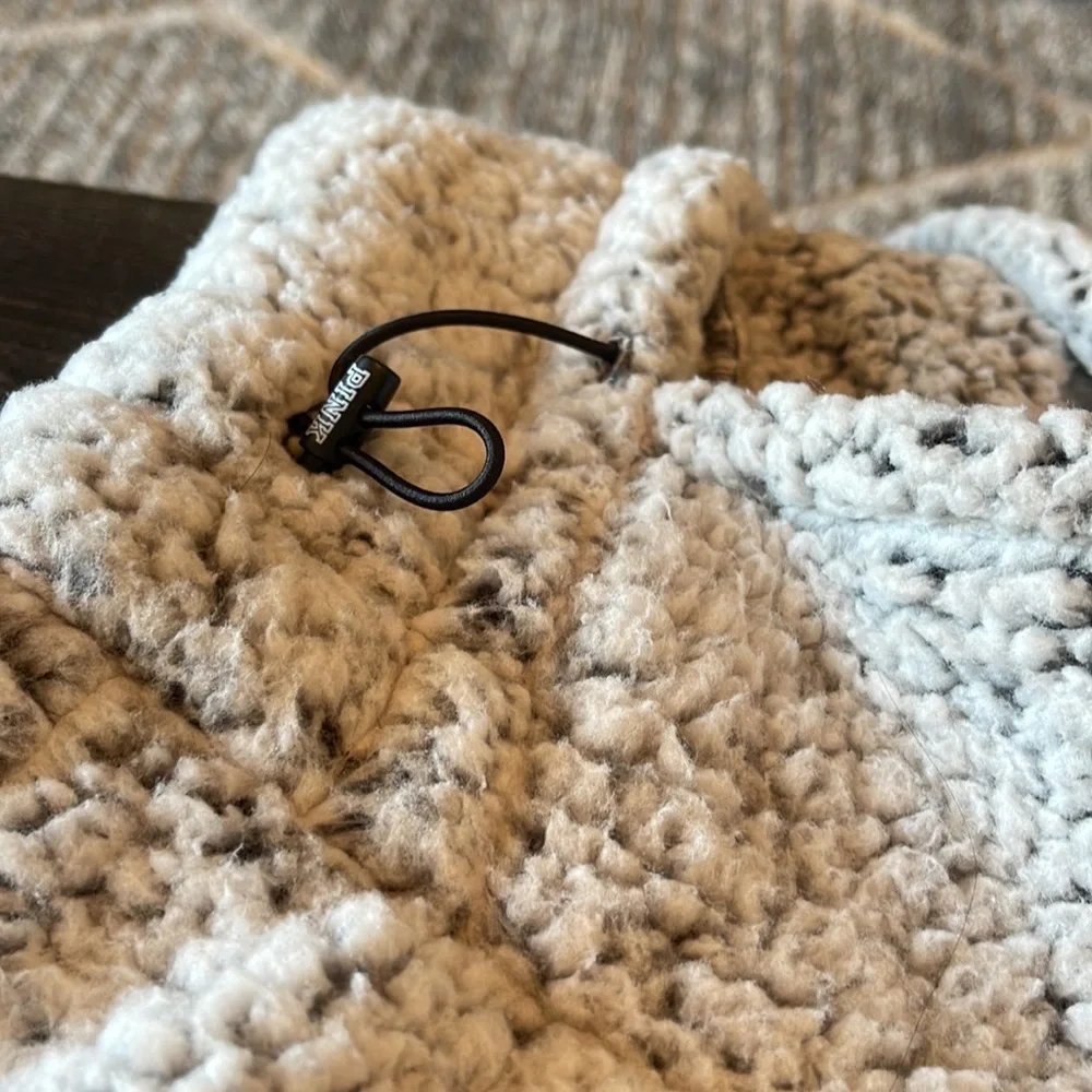 VS Sherpa sweater - Picture 2 of 3